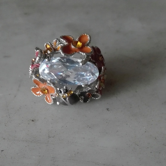 CRYSTAL FLOWER CHIC RING - Picture 5 of 5
